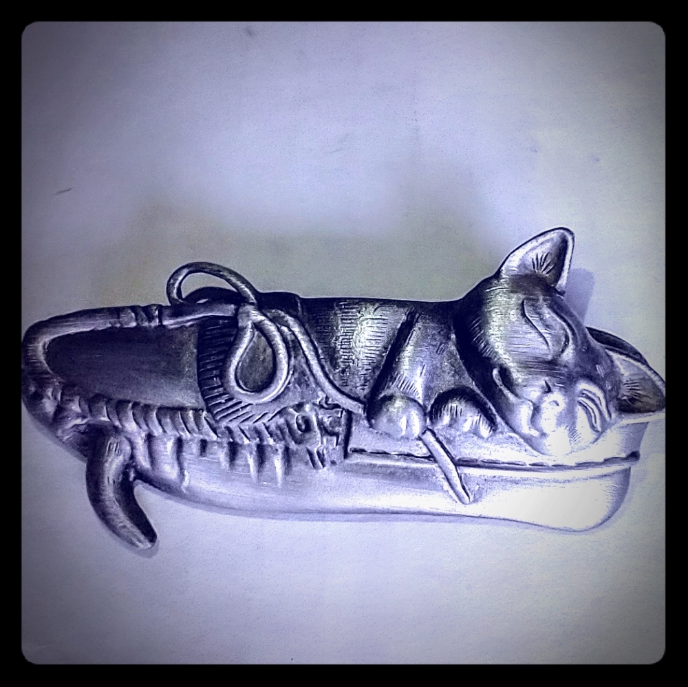 AJC sleeping cat in slipper pin pewter brooch Cat Love ❤️
